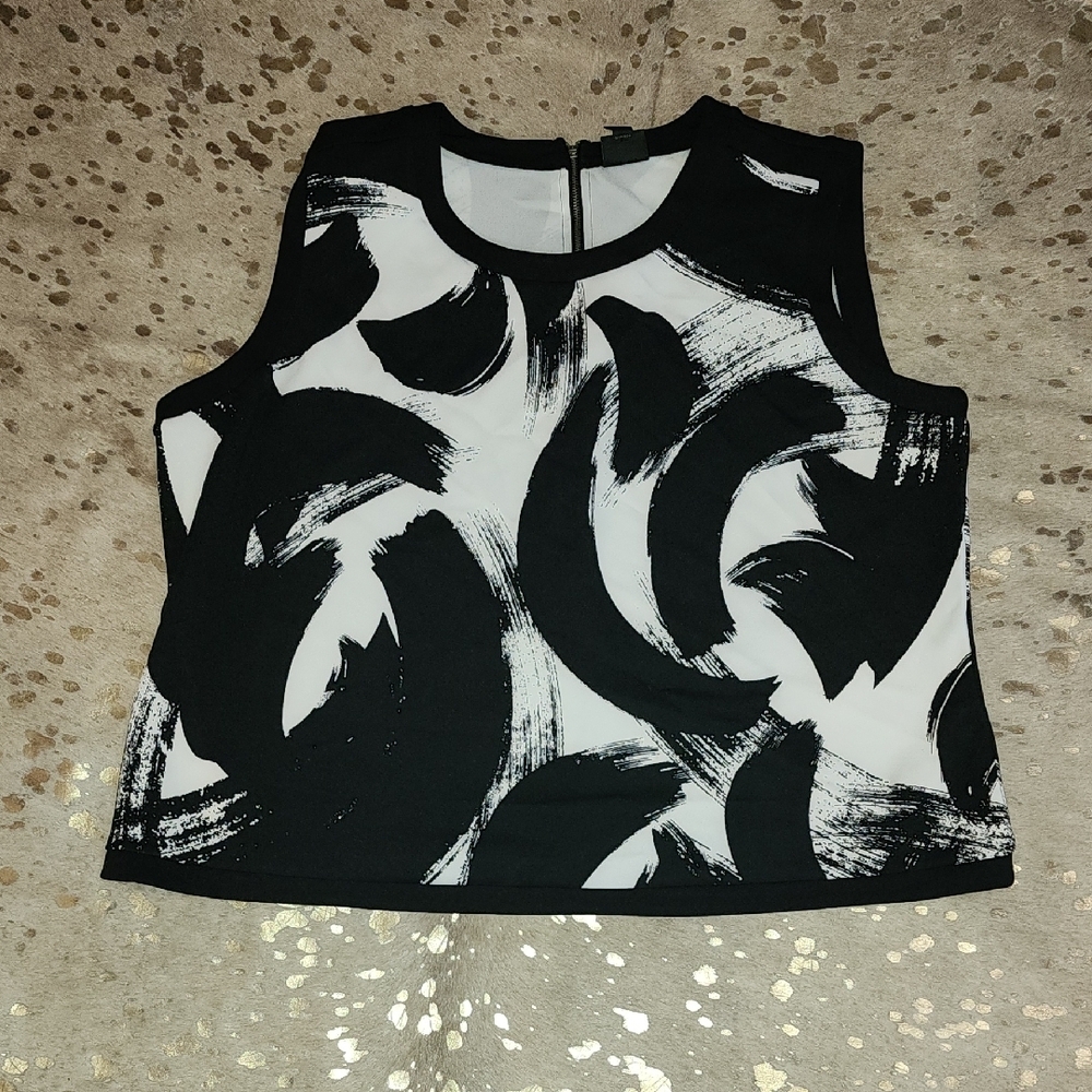 Worthington Black and White Graphic Crop Tank Top